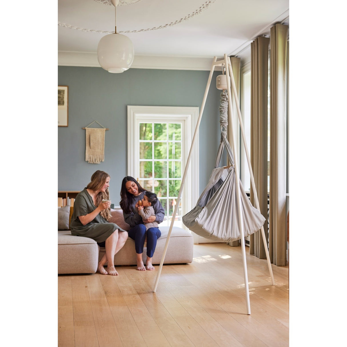 MEMBANTU White Cradle Stand Premium