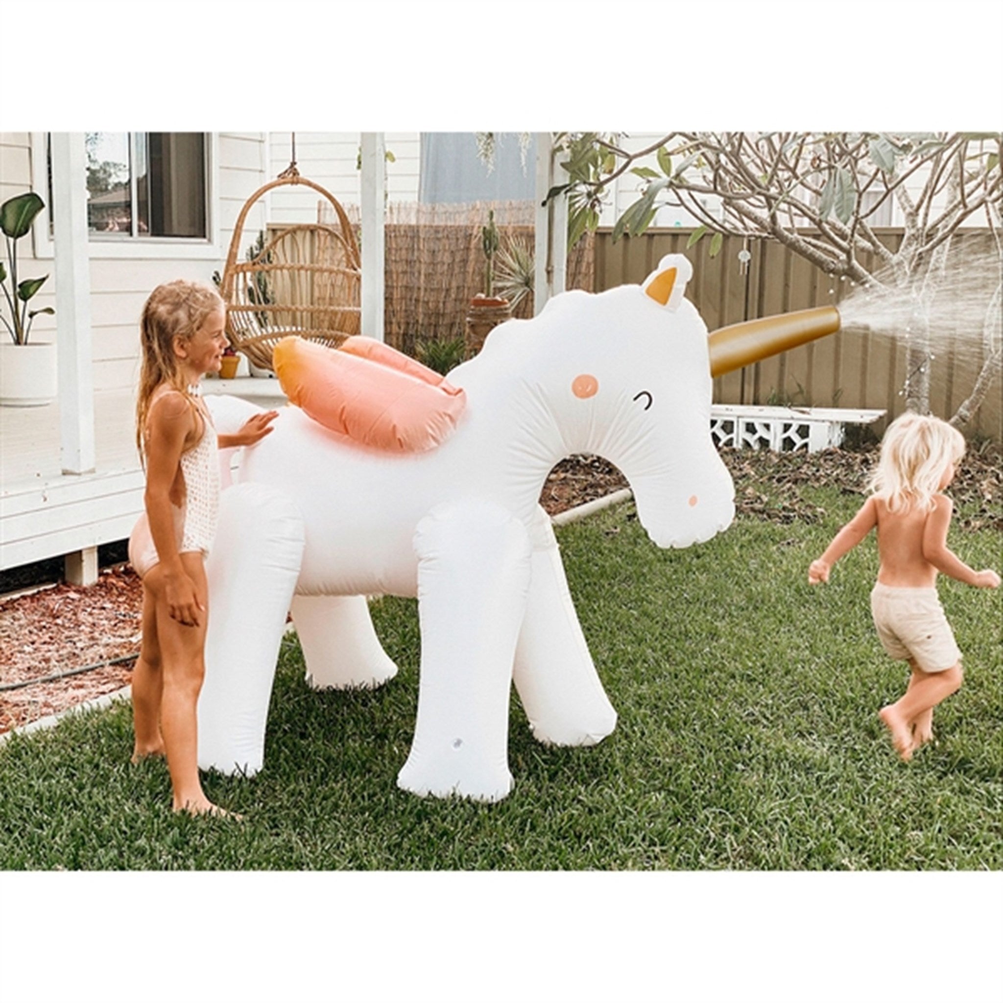 SunnyLife Inflatable Giant Sprinkler Unicorn 2
