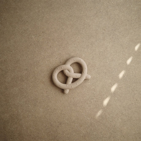 Mushie Teether Pretzel Natural