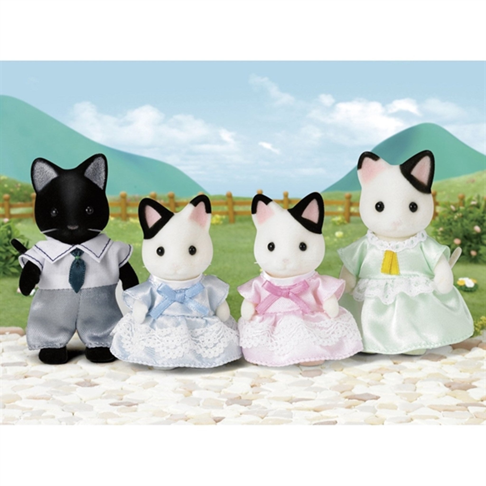 Sylvanian Families® Tuxedo Cat Family 3