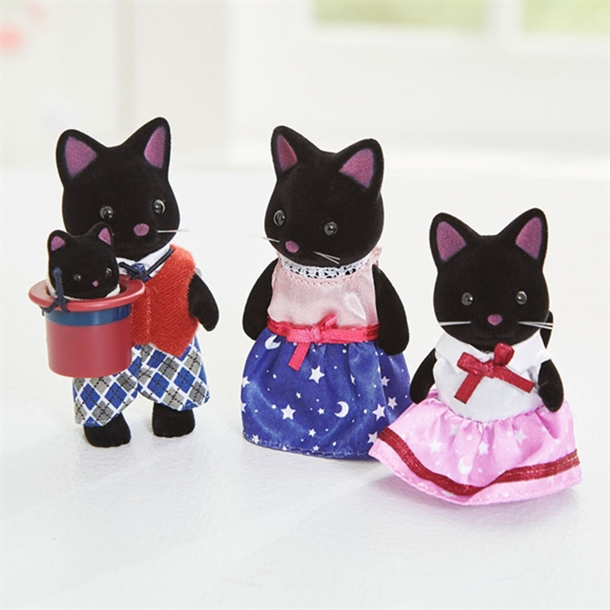 Sylvanian Families® Midnight Cat Family