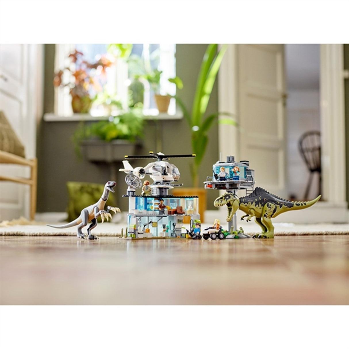LEGO® Jurassic World™ Giganotosaurus & Therizinosaurus Attack 5