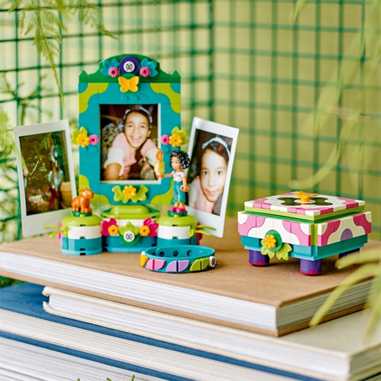 LEGO® Disney™ Mirabel's Photo Frame and Jewellery Box 5